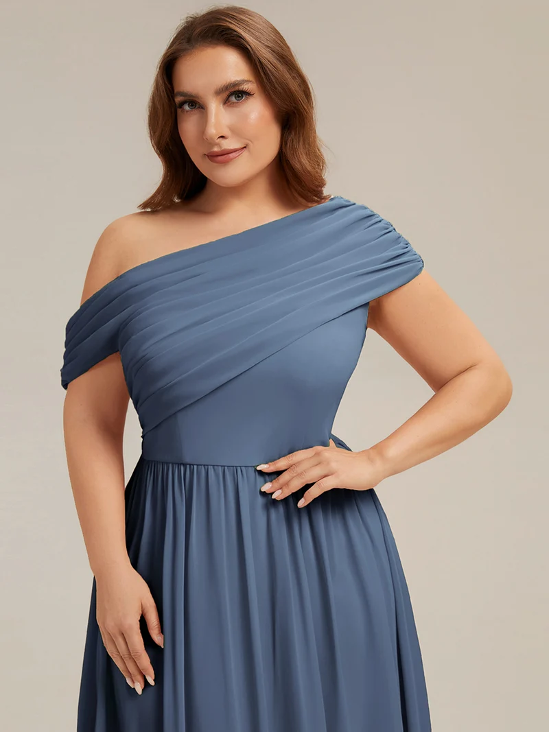 Robe longue asymétrique sans bretelles en A avec détail froncé