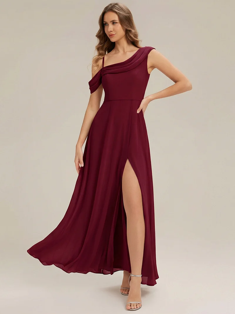 Robe longue asymétrique à une épaule en A avec des détails plissés