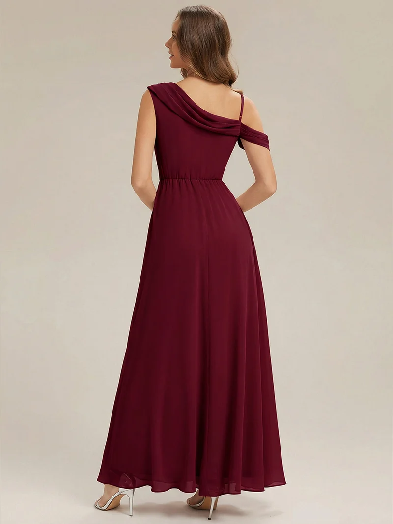 Robe longue asymétrique à une épaule en A avec des détails plissés