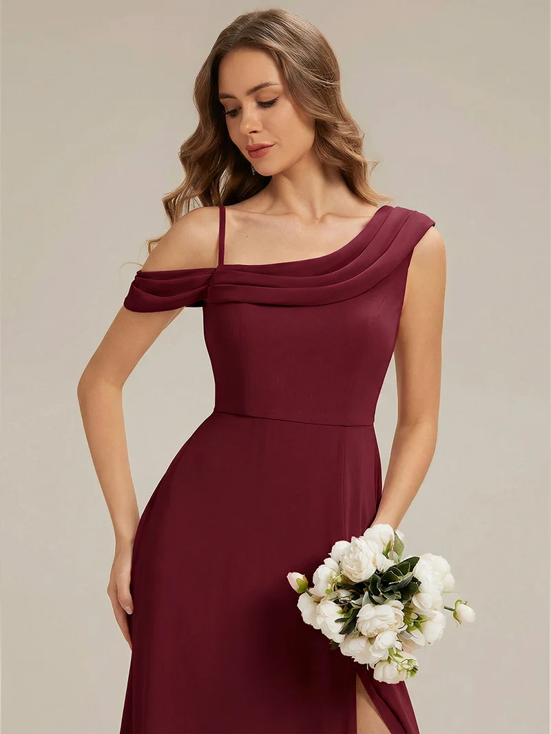 Robe longue asymétrique à une épaule en A avec des détails plissés
