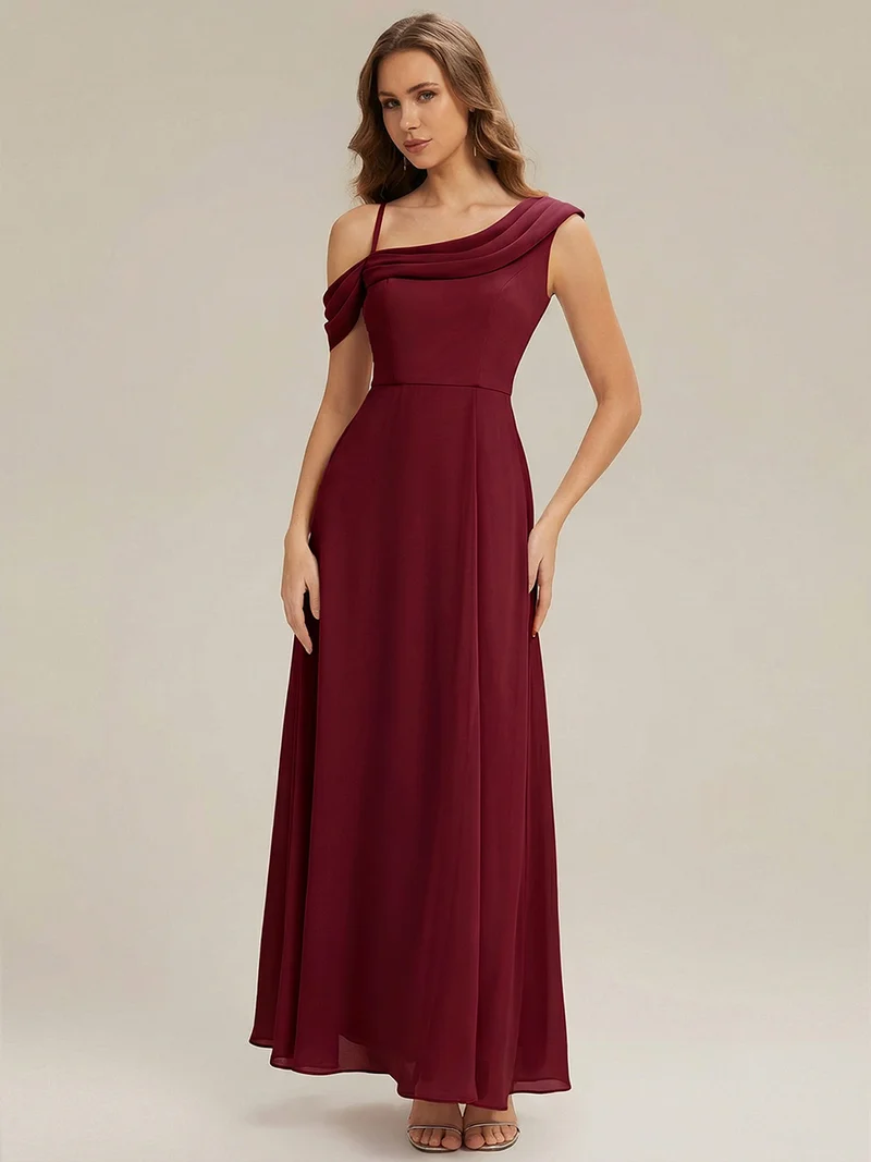 Robe longue asymétrique à une épaule en A avec des détails plissés