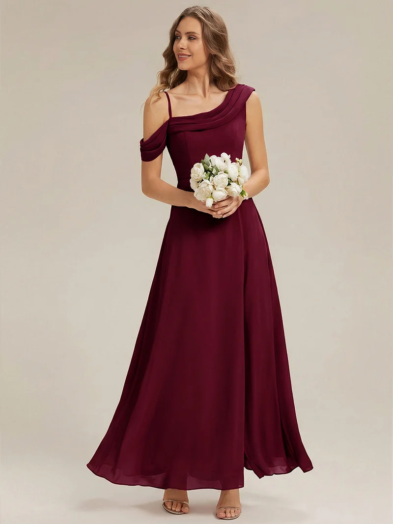 Robe longue asymétrique à une épaule en A avec des détails plissés