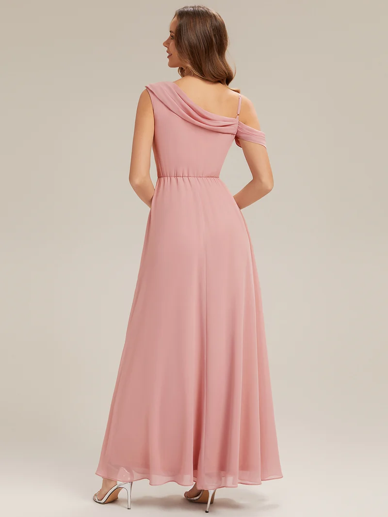 Robe longue asymétrique à une épaule en A avec des détails plissés