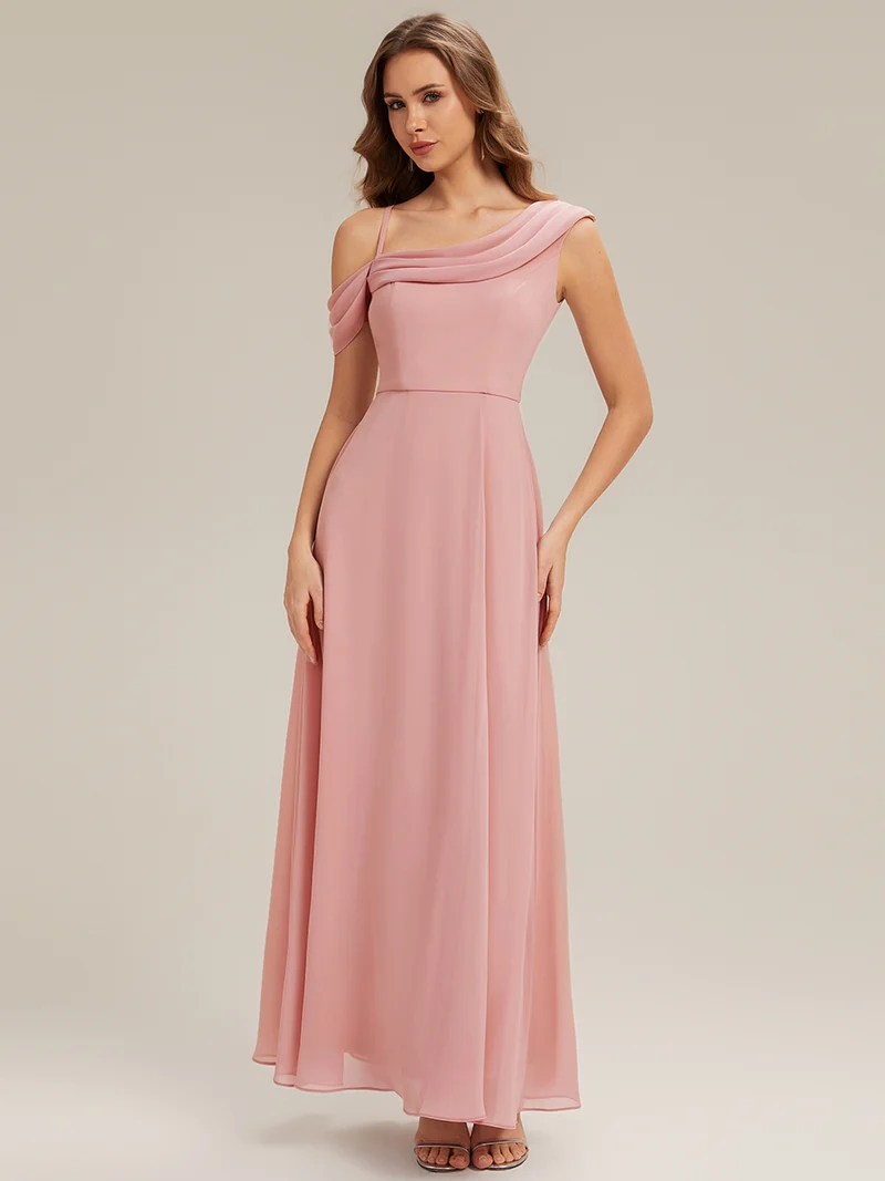Robe longue asymétrique à une épaule en A avec des détails plissés