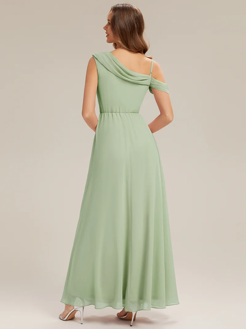 Robe longue asymétrique à une épaule en A avec des détails plissés
