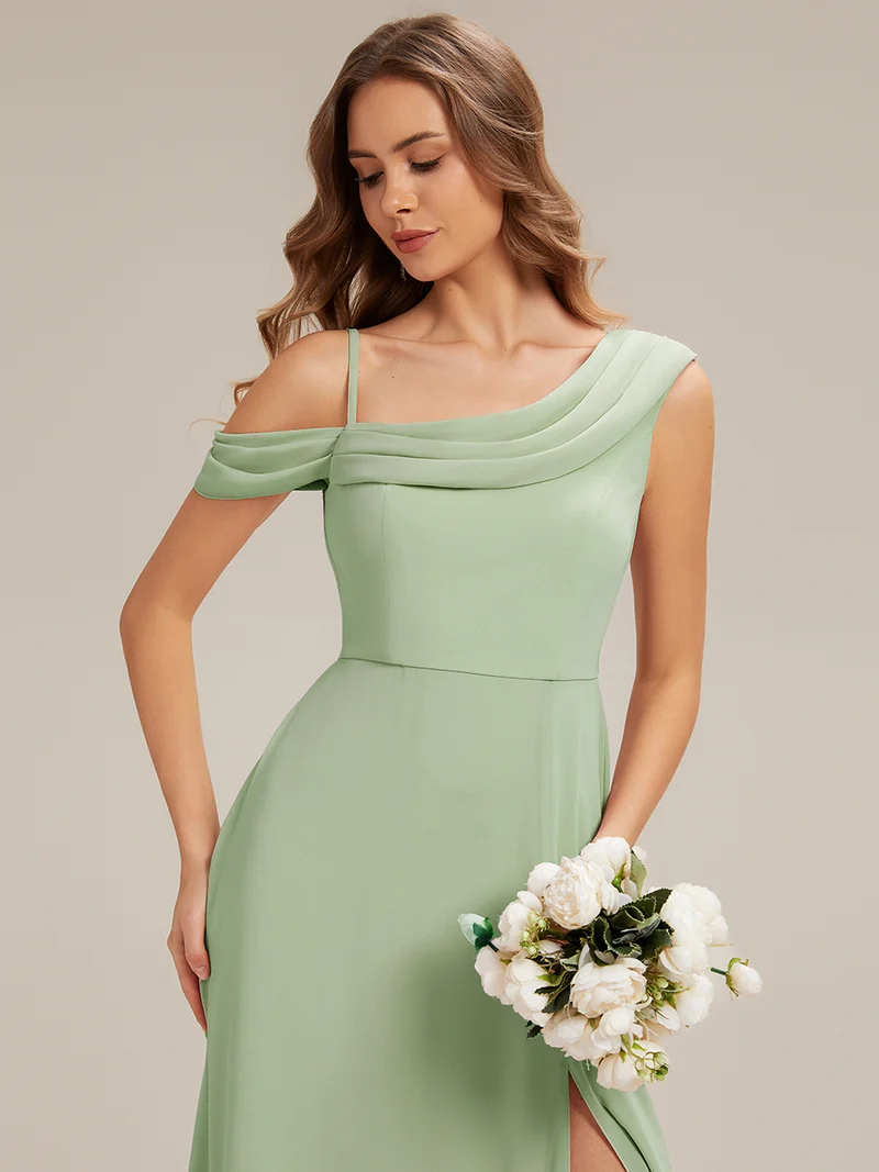 Robe longue asymétrique à une épaule en A avec des détails plissés