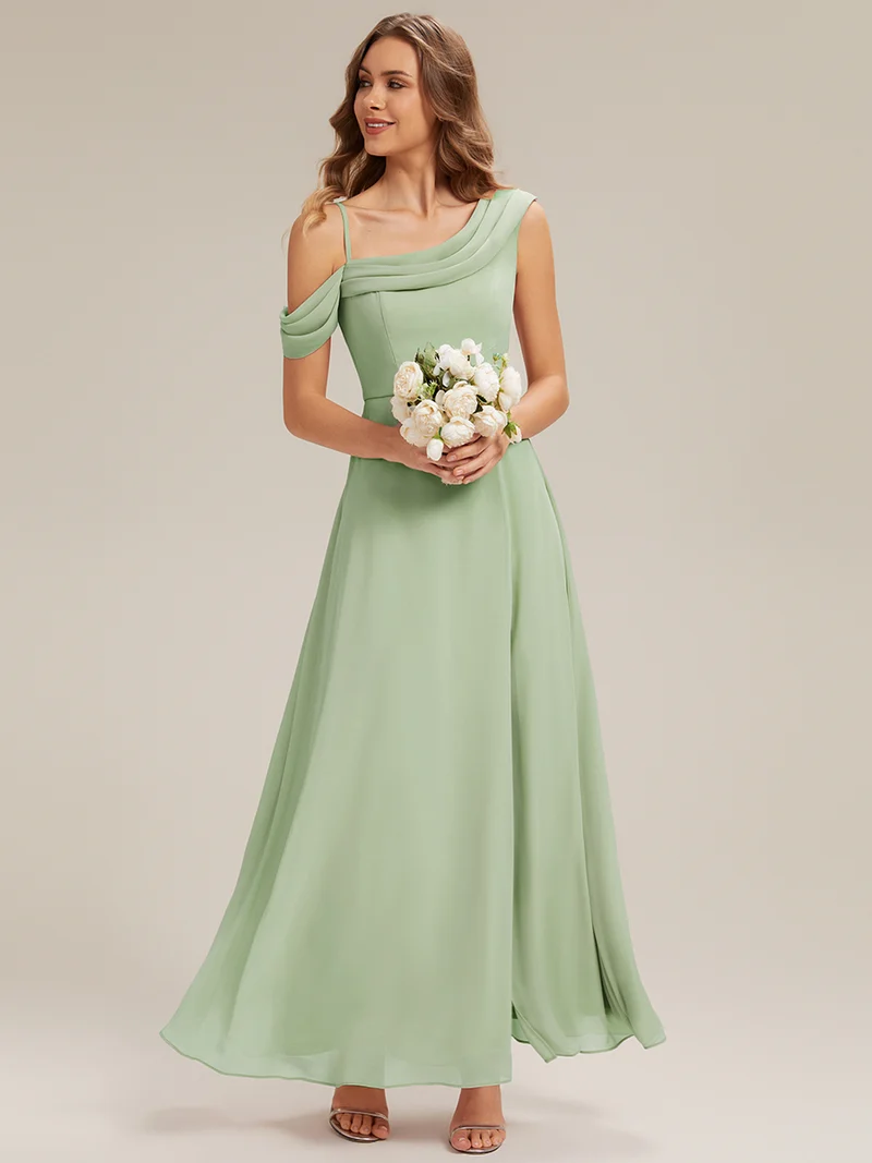 Robe longue asymétrique à une épaule en A avec des détails plissés