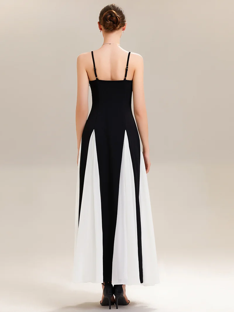 ever IVOIRE|Robe longue avec bretelles spaghetti ajustables et silhouette évasée en A avec détails en contraste bicolore
