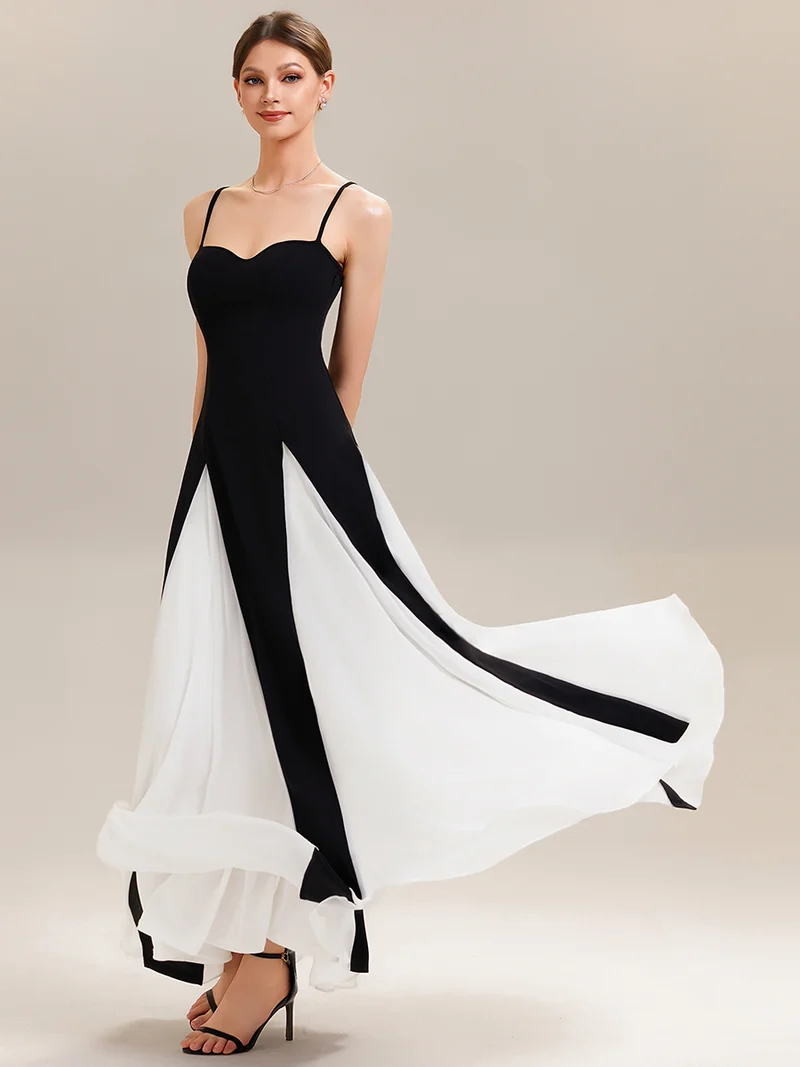 ever IVOIRE|Robe longue avec bretelles spaghetti ajustables et silhouette évasée en A avec détails en contraste bicolore