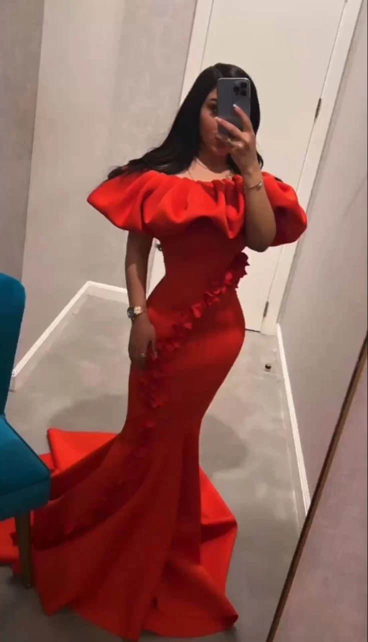 Robe de soirée rouge en satin sans manches avec fermeture éclair dans le dos