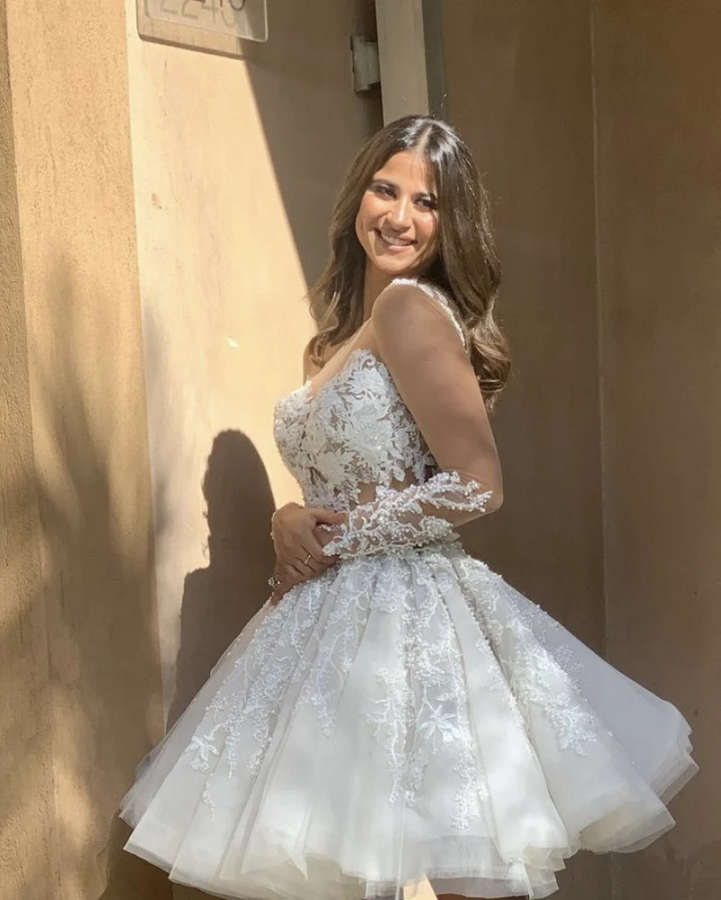 Robe de mariée courte coupe trapèze avec appliques en dentelle et manches longues