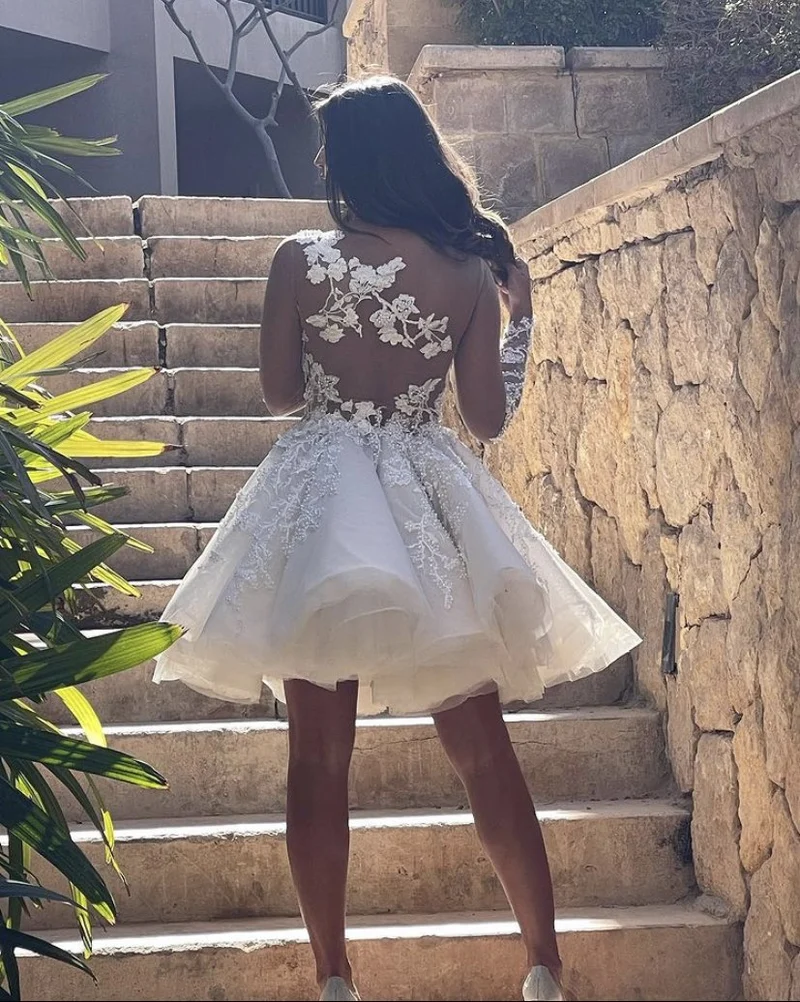 Robe de mariée courte coupe trapèze avec appliques en dentelle et manches longues