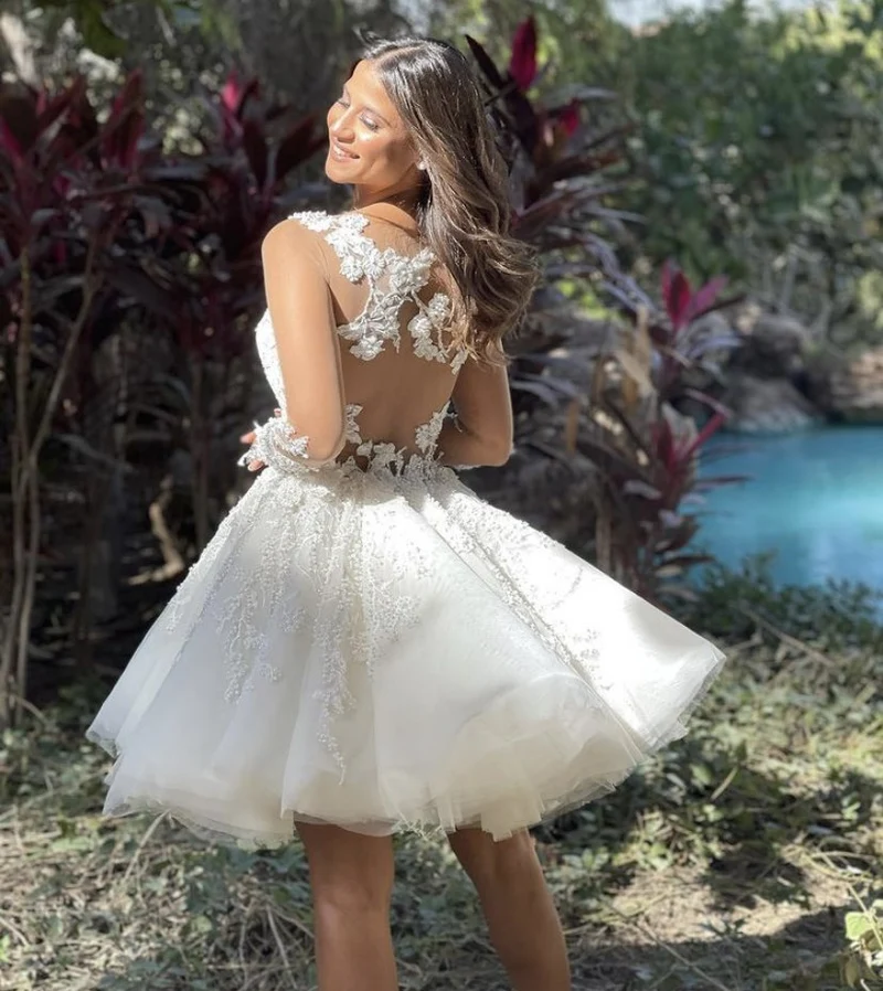 Robe de mariée courte coupe trapèze avec appliques en dentelle et manches longues