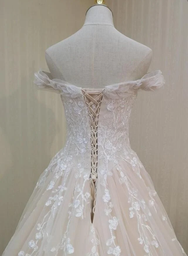 Robe de mariée en tulle à épaules dénudées avec traîne et dos lacé