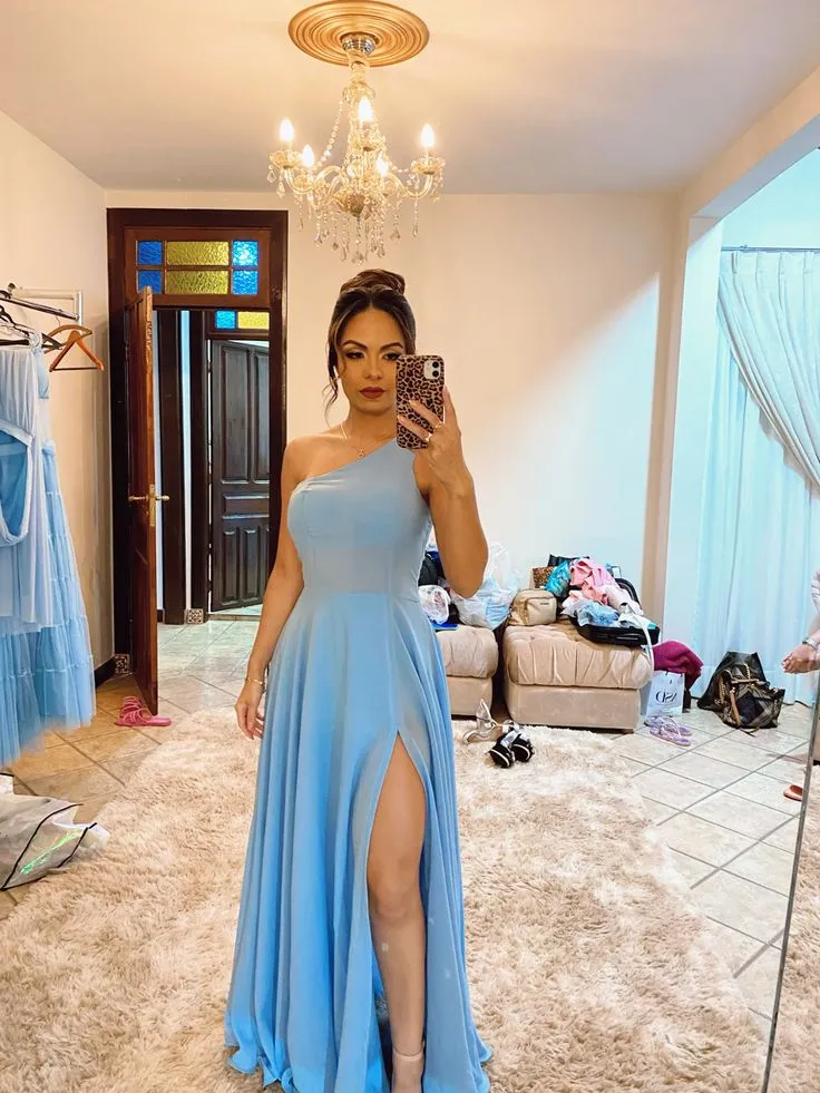 Robe de bal asymétrique en satin avec fente latérale et soutien-gorge intégré