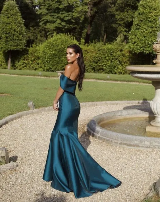 Robe de bal sirène élégante en satin à épaules dénudées