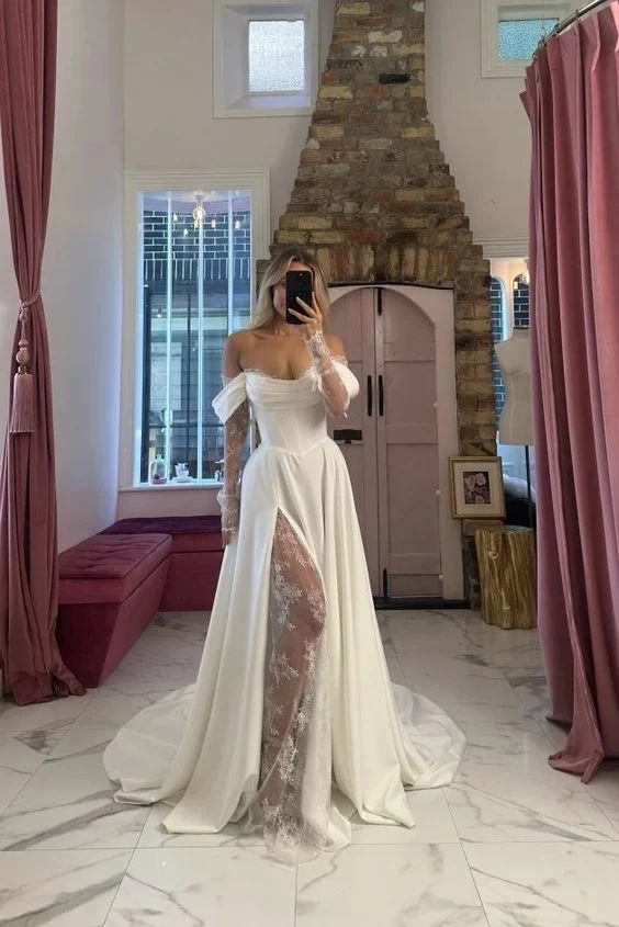 Robe de mariée en satin à épaules dénudées et dentelle fendue à manches longues et corset