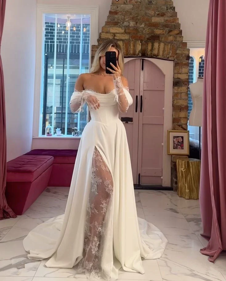 Robe de mariée en satin à épaules dénudées et dentelle fendue à manches longues et corset