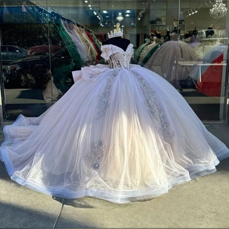 Robe de bal en tulle et dentelle avec appliques à sequins et perles