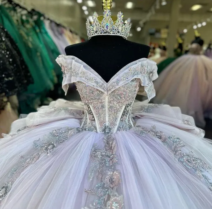 Robe de bal en tulle et dentelle avec appliques à sequins et perles