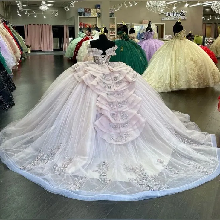Robe de bal en tulle et dentelle avec appliques à sequins et perles