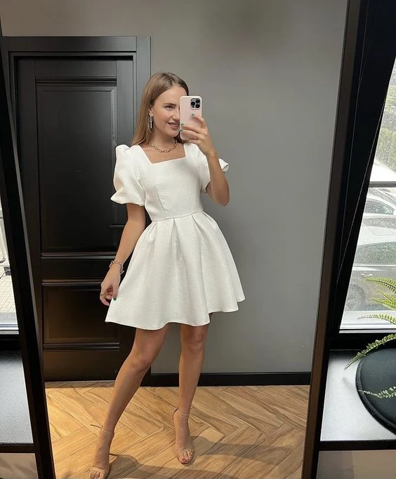 Robe de bal courte blanche en satin avec fermeture éclair dans le dos