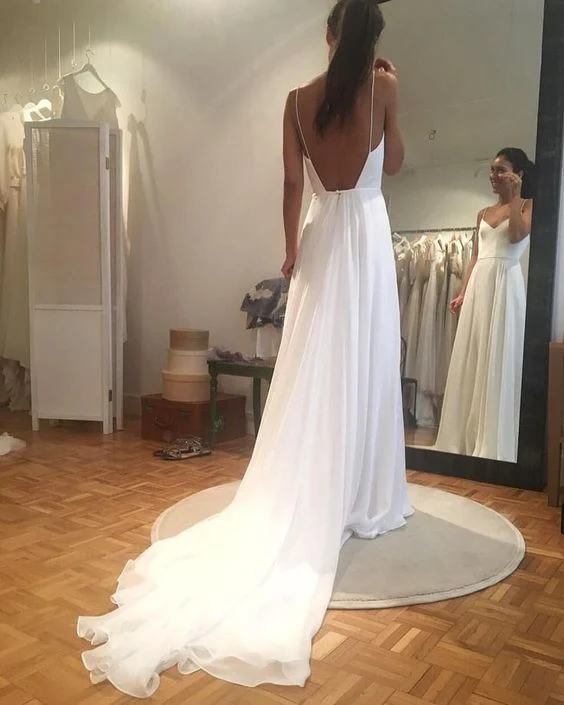Robe de mariée blanche en mousseline de soie à bretelles spaghetti, coupe trapèze, col en V, soutien-gorge intégré
