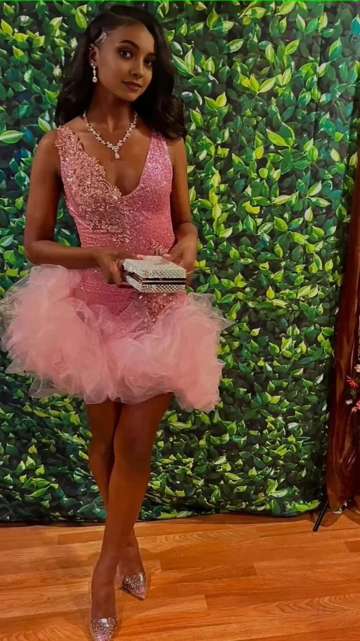 Robe de soirée rose à paillettes et col en V avec jupe à volants en tulle