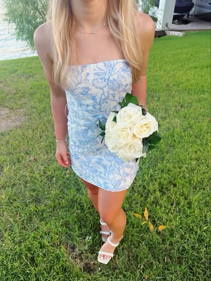 Robe courte moulante sans manches en satin pour bal de fin d'année