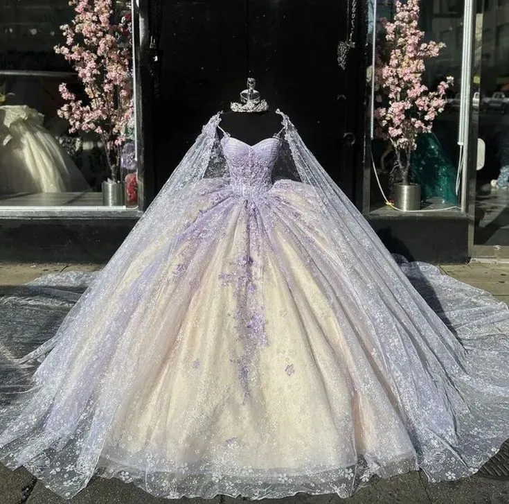 Robe de bal Quinceanera violet clair avec cape et papillon appliqué