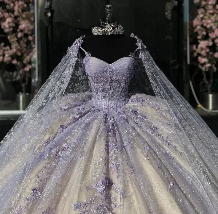 Robe de bal Quinceanera violet clair avec cape et papillon appliqué