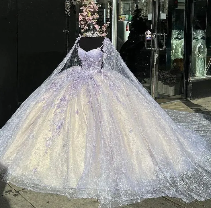 Robe de bal Quinceanera violet clair avec cape et papillon appliqué