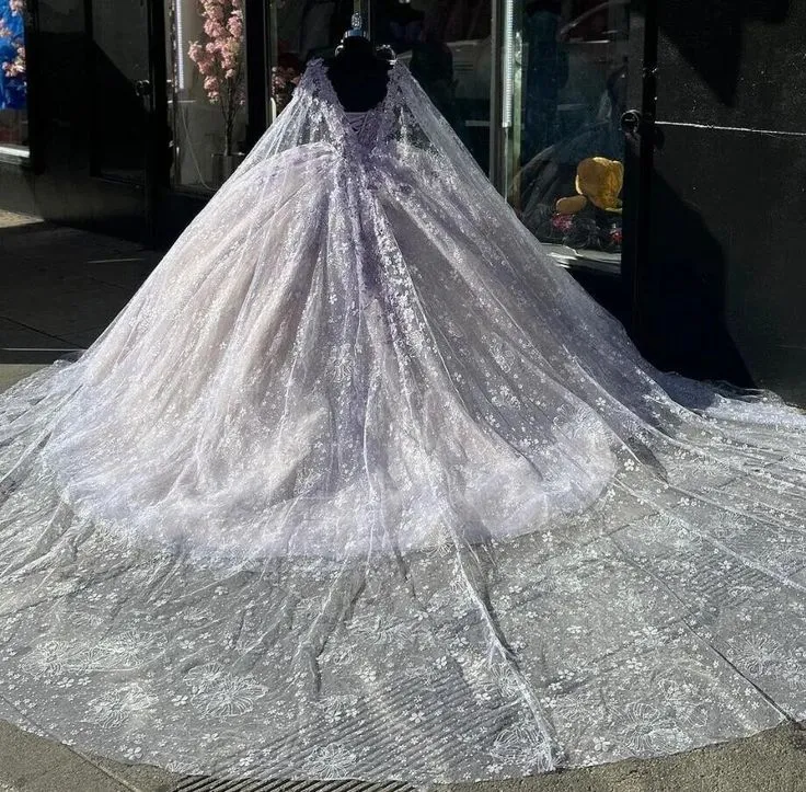Robe de bal Quinceanera violet clair avec cape et papillon appliqué