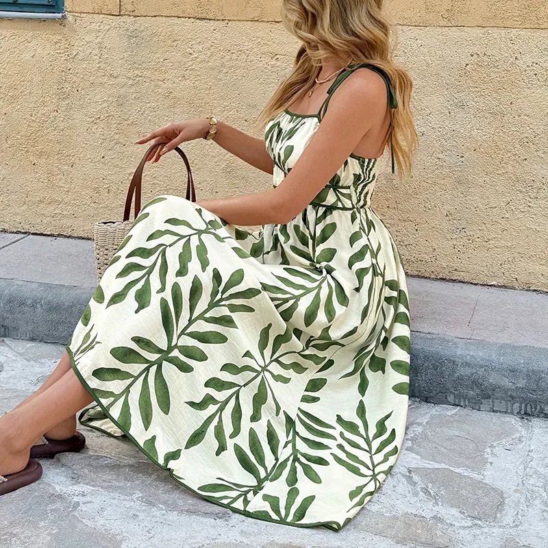 Robe d'été légère avec imprimé de feuilles vertes