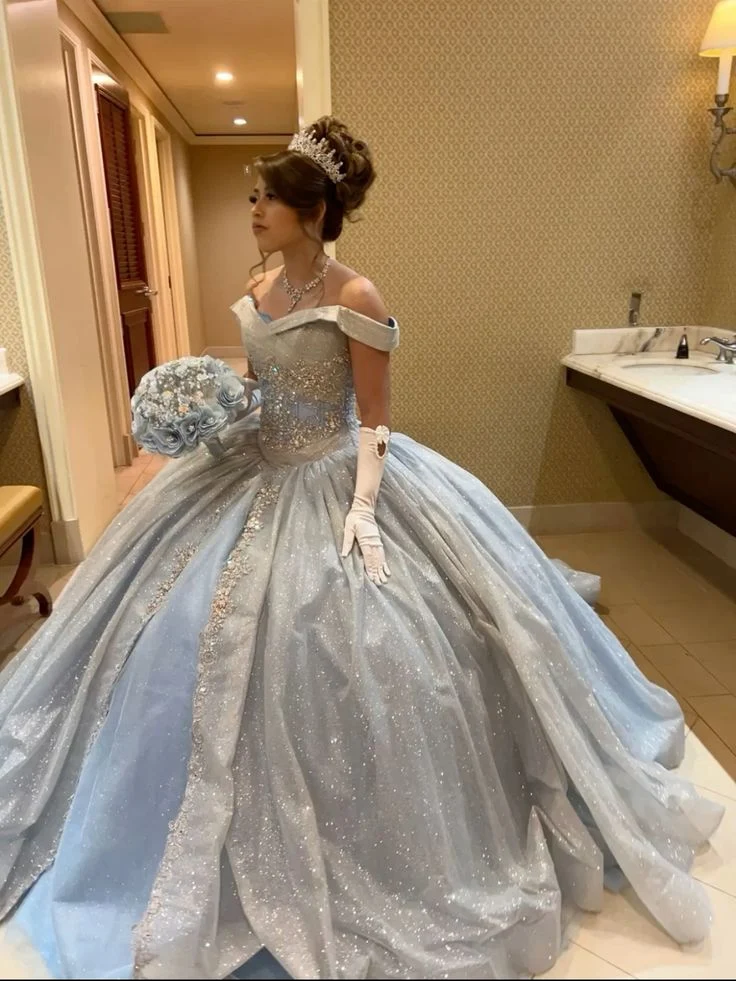 Robe de bal de Quinceañera bleu clair à épaules dénudées et coupe trapèze avec tulle