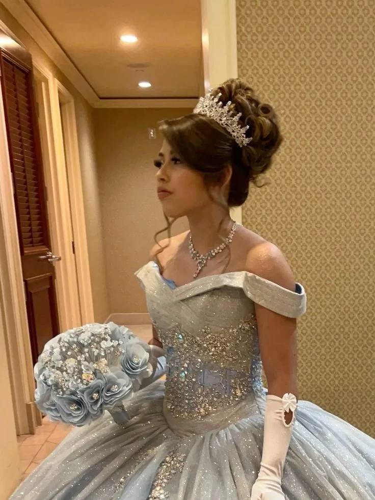 Robe de bal de Quinceañera bleu clair à épaules dénudées et coupe trapèze avec tulle