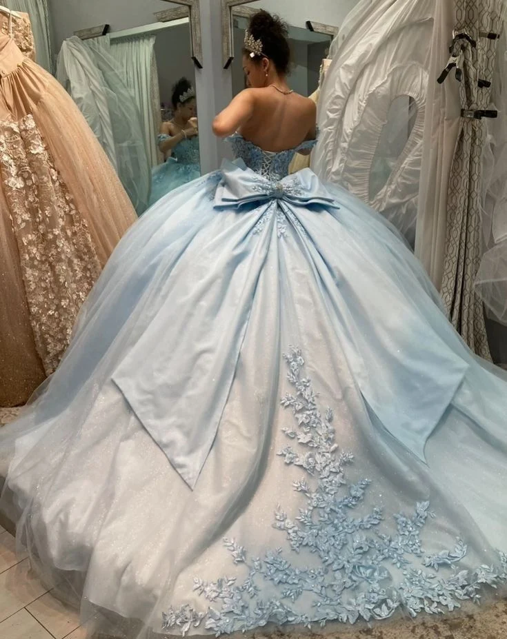 Robe de bal trapèze bleu clair en tulle à épaules dénudées
