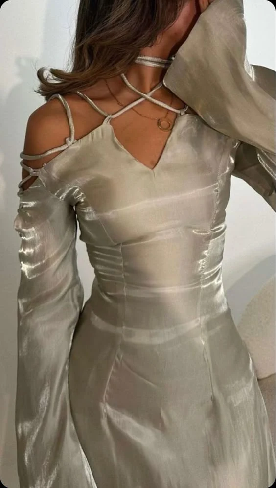 Robe de bal en satin gris argenté à col en V et lacets avec manches évasées