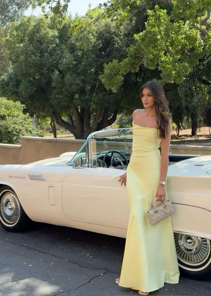Robe de bal longue en satin jaune avec dos lacé et soutien-gorge intégré