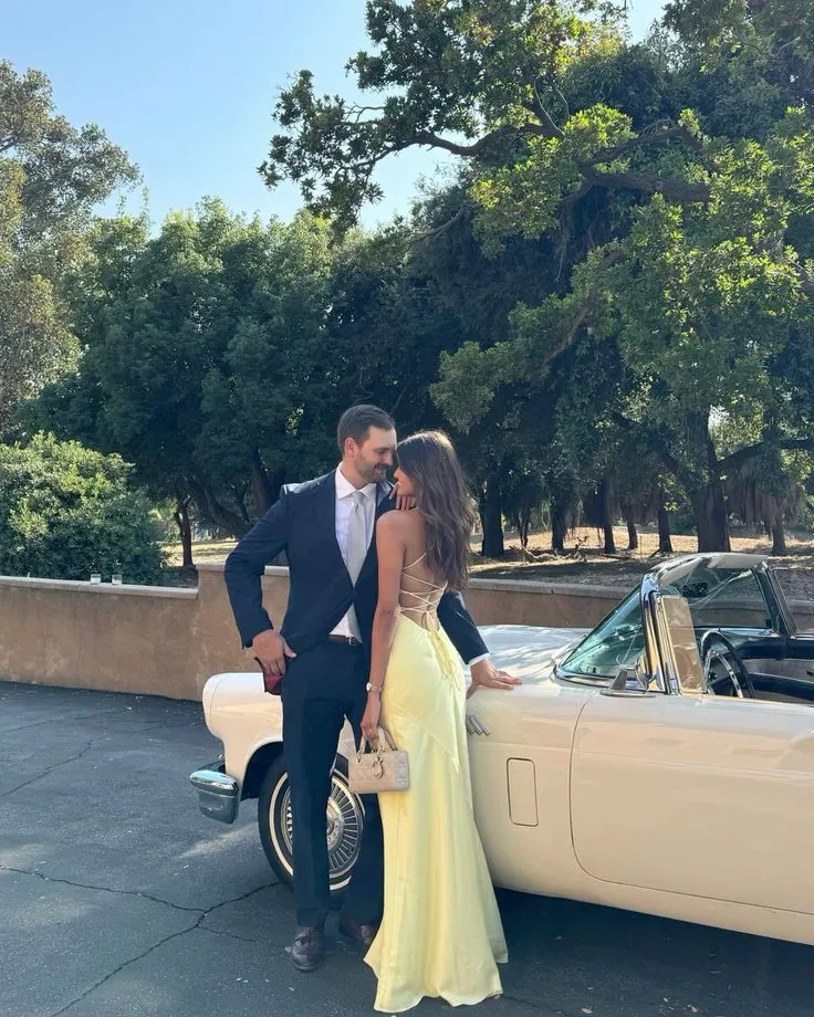 Robe de bal longue en satin jaune avec dos lacé et soutien-gorge intégré