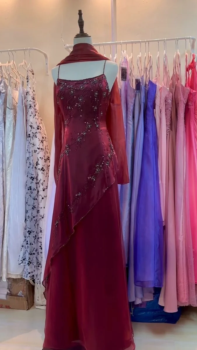 Robe de bal longue en tulle bordeaux sans manches avec fermeture éclair dans le dos