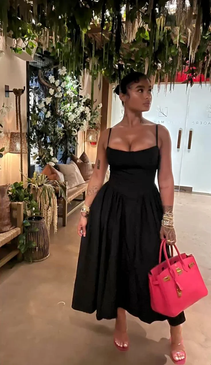 Robe de soirée noire en satin coupe trapèze sans manches avec soutien-gorge intégré