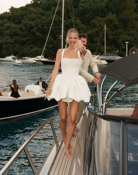 Robe de soirée courte blanche en satin coupe trapèze avec soutien-gorge intégré