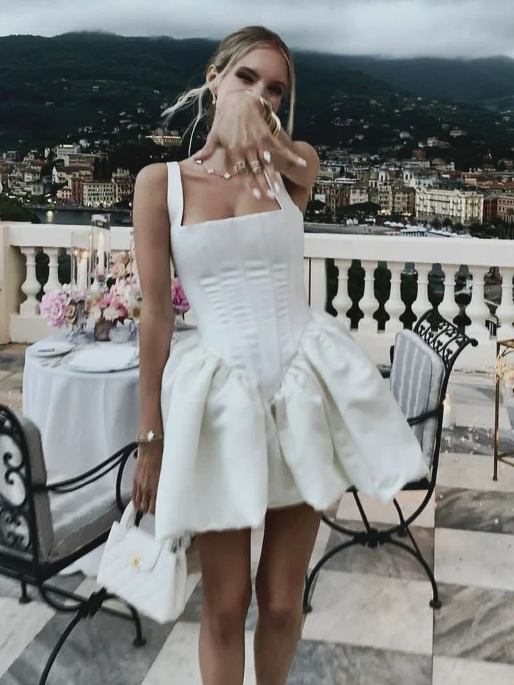Robe de soirée courte blanche en satin coupe trapèze avec soutien-gorge intégré