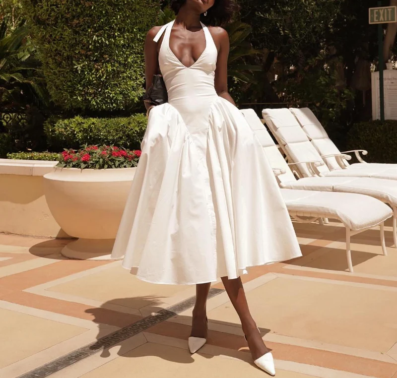 Robe de soirée trapèze en satin blanc à licou, longueur au sol