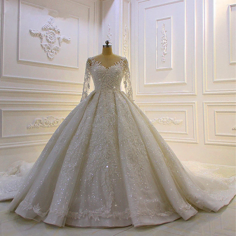Robe de mariée élégante à manches longues avec appliques en dentelle perlée et traîne