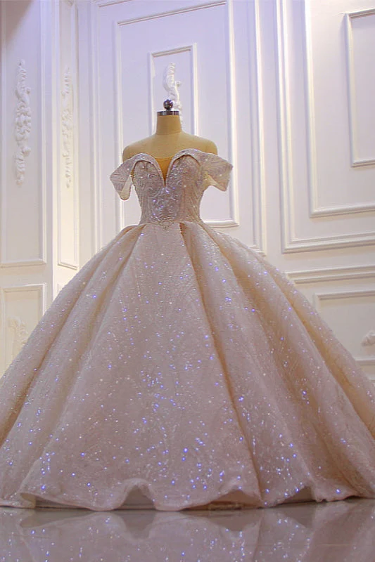 Robe de mariée en satin scintillante à épaules dénudées et volants avec perles et sequins