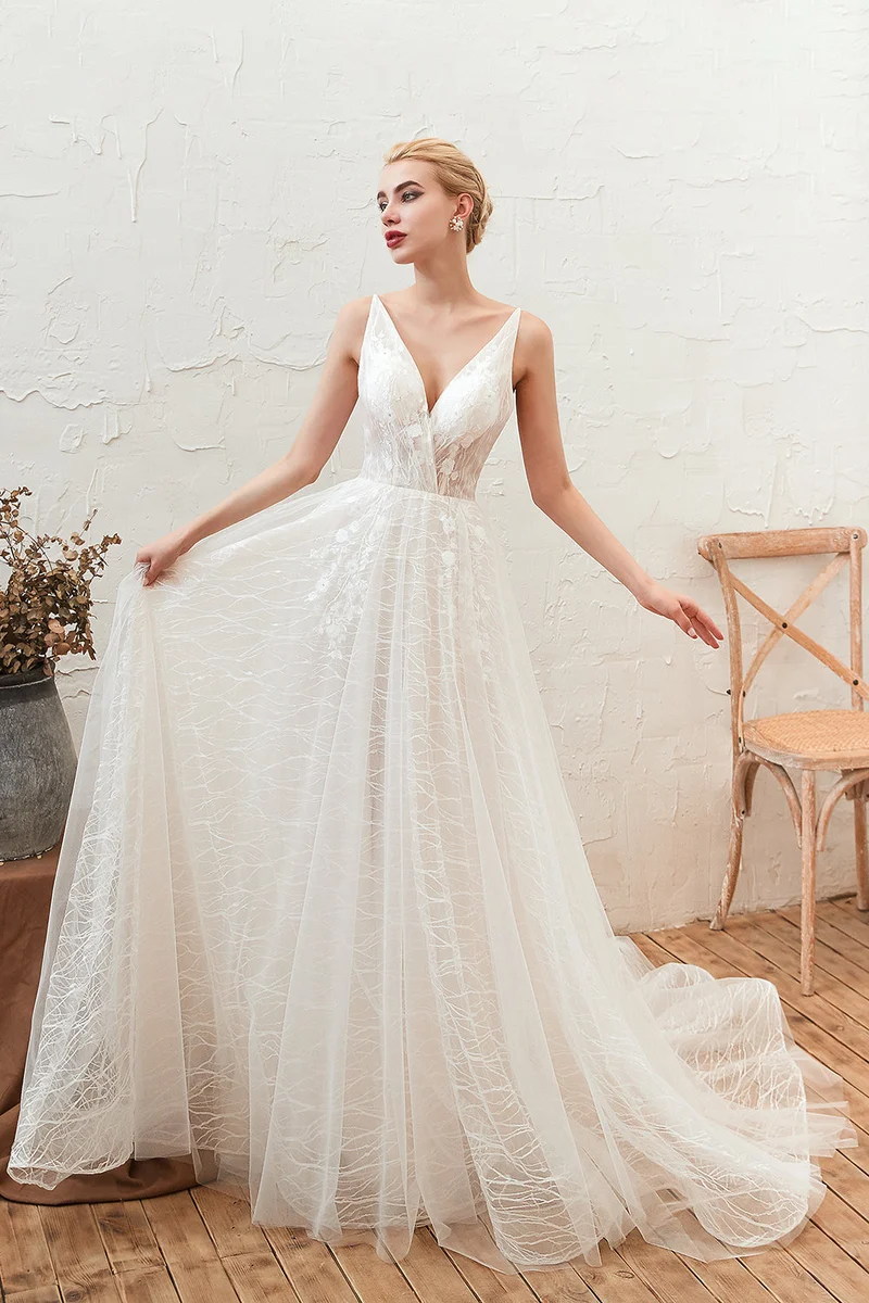Robe de mariée élégante en tulle et dentelle, coupe trapèze, col en V, dos nu et longueur au sol