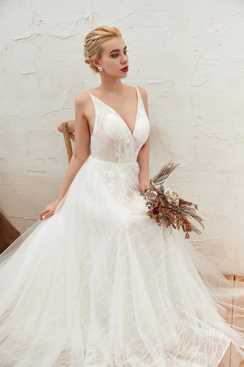 Robe de mariée élégante en tulle et dentelle, coupe trapèze, col en V, dos nu et longueur au sol