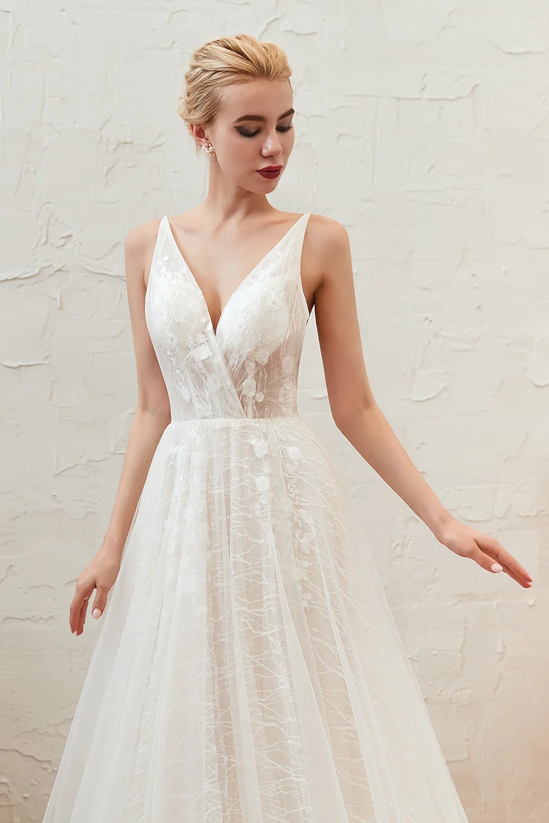 Robe de mariée élégante en tulle et dentelle, coupe trapèze, col en V, dos nu et longueur au sol